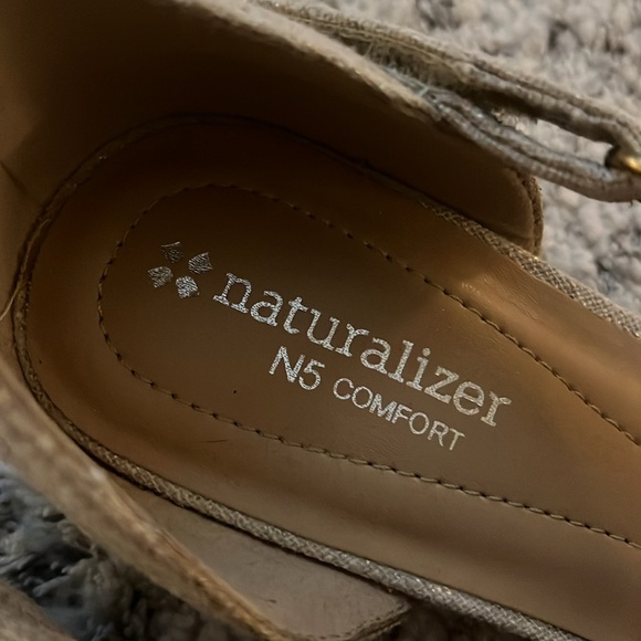 Naturalized sz 8.5 sandals, Velcro closure. Smoke/Pet free home - Picture 2 of 5